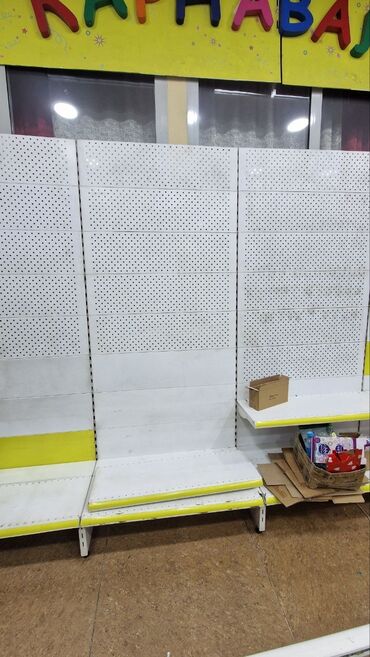 Витрины: Несколько торговых витрин жёлтого цвета с прозрачными стеклянными — 8