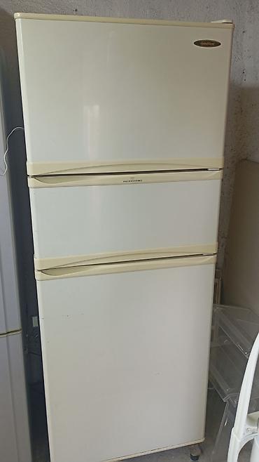 freezer: Холодильник Hisense с нижней морозильной камерой, яркая красная — 5