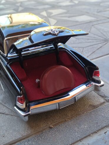 Avtomobil modelləri: Lincoln Continental Mark 2 Coupe 1956.
1/18.
Signature Series