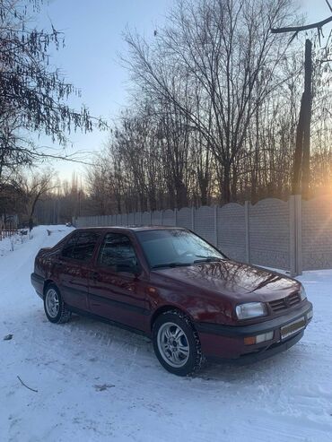 Volkswagen: Volkswagen Vento: 1993 г., 1.8 л, Механика, Бензин, Седан