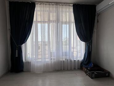 Qara-mavi qalın pərdələr və ağ tül dəsti baha giymete almisig.bu ilin