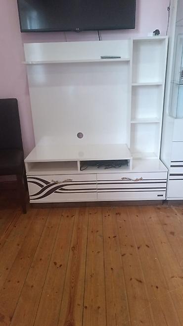 ev mebel: Ağ rəngli TV stendi və divar paneli dəsti - Material: parlaq ağ — 1