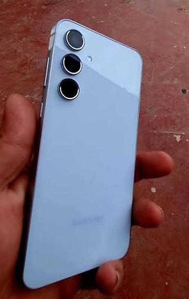 Məhsul: Ağ rəngli smartfon Xüsusiyyətlər: - Arxa tərəfdə üçlü kamera
