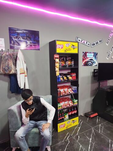 PS5 (Sony PlayStation 5): - PlayStation 5 oyun zonaları: böyük divar TV-ləri, rahat oturacaqlar — 7