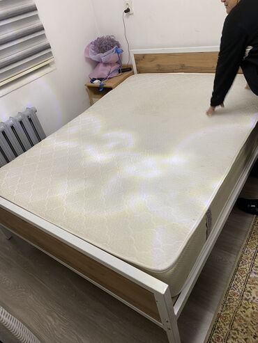 Односпальные кровати: Кровать с прочным металлическим каркасом и изголовьем из — 10