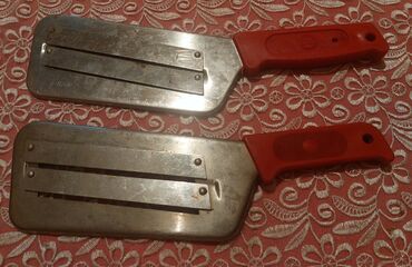 salat dograyan: İki ədəd metal tərəvəz doğrayıcısı. Hər birinin qırmızı plastik