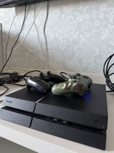 4 terabayt harddisk: PS4 Tam işlək vəziyyətdədir. Heç bir problemi yoxdu. Üstündə 2 pult