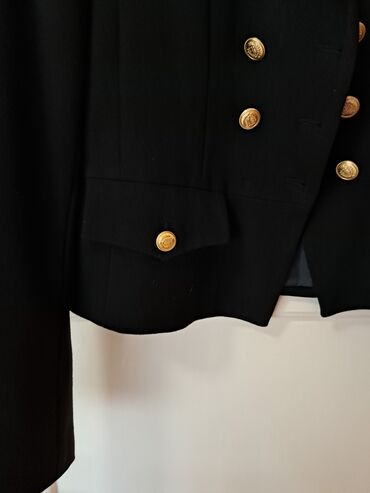 Sakoi: Crni blejzer sa dvorednim kopčanjem i zlatnim dugmadima - Model — 6