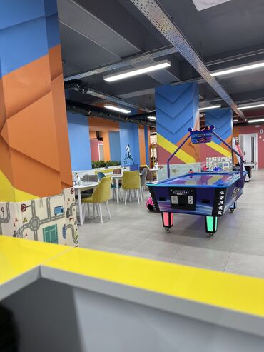 xadimə i̇şi: Ofisiant tələb olunur, Restoran, Aylıq ödəniş, 30-45 yaş, 1 ildən az təcrübə