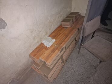 Parket: Laminat döşəmə panelləri məkanlara təbii ağac görünüşü və istilik