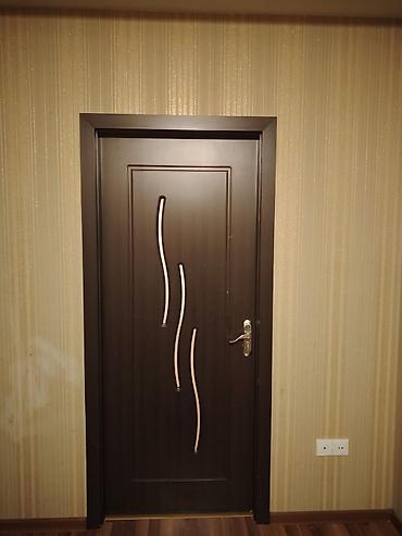 ata şəkilləri: MDF interyer qapıları – qəhvəyi rəng, minimalistik dalğavari dekor — 3