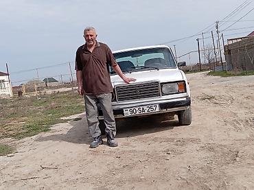 2107 qapı: Lada 2107, ağ rəng, sedan kuzov. - 4 qapı, 5 nəfərlik salon - Ön və — 5
