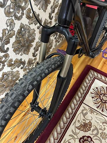 zigzag velosiped: Dağ velosipedi – detallı təsvir - Amortisator: Hava tənzimləməli ön — 1