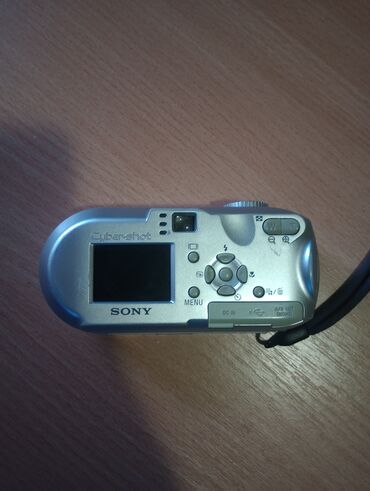 Cameras & Camcorders: Fotoaparat Sony cyber shot. memorijska kartica punjac za baterije