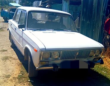машиналар: Lada 2106 — это четырехдверный седан белого цвета, оснащенный