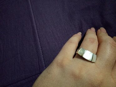 Nakit: Nov srebrni prsten sa sedefom,ima zig 925 i precnik 18,5 mm