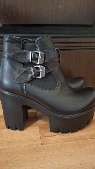 qadın bot: Qadın üçün qara dəri qısa çəkmə (ankle boots) - Material: hamar qara