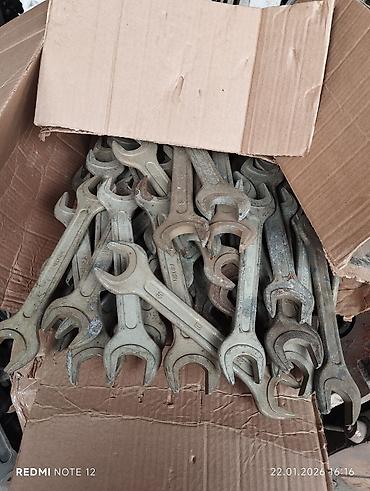 Инструменты для авто: Предлагается набор различных металлических гаечных ключей. В — 1