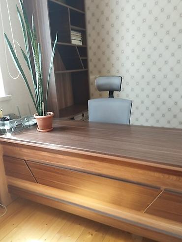 Ofis mebeli: Ofis mebel dəsti – masa, kitab rəfi və ergonomik kreslo - Material — 1