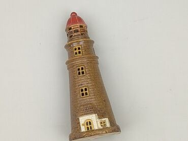 Miniaturowa latarnia morska wykonana z brązowego materiału, z