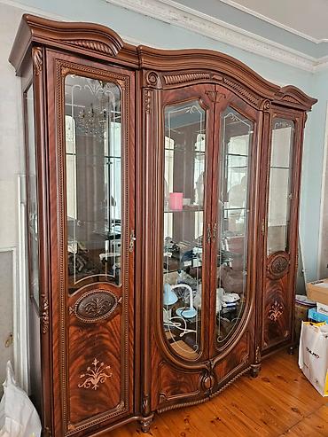 qıfıllar: Klassik üslubda böyük vitrin şkaf - Material: təbii ağac əsaslı — 1