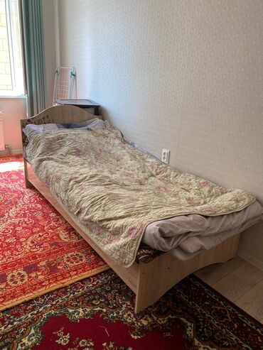 ортопедические кровати: Односпальная кровать с прочным деревянным каркасом, выполненная в