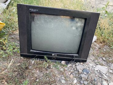 продажа стиральная машина: Телевизор LG в черном корпусе. Модель обладает характерной выпуклой