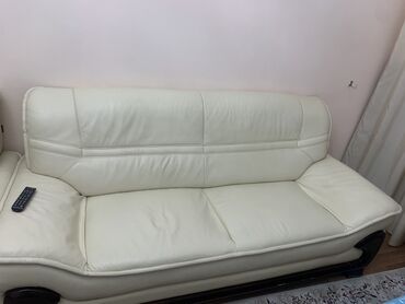 кожаные диваны: Прямой диван, цвет - Белый, Б/у