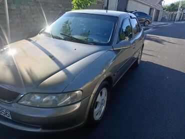 qoşqu mala: Qızılı rəngdə Opel Vectra avtomobili. Dörd qapılı sedan kuzova