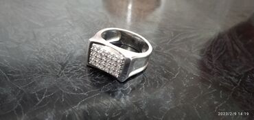 бриллиантовое кольцо цена бишкек: Продаю мужской перстень 20 размера.Изготовлен из серебра 925