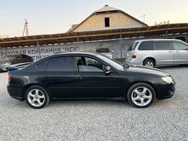 субару легаси 4: Элегантный седан Subaru Legacy, представленный в классическом черном