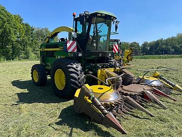 Самоходный кормоуборочный комбайн John Deere 6750 с