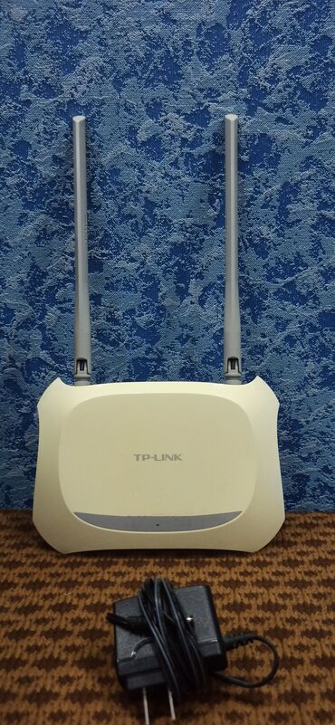 Modemlər və şəbəkə avadanlıqları: Tp Link modem işlək vəziyyətdə.
2 Antennalı