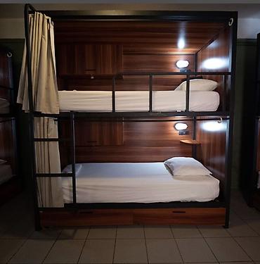 Двухъярусные кровати: Металлические двухъярусные кровати «капсульного» типа для — 9