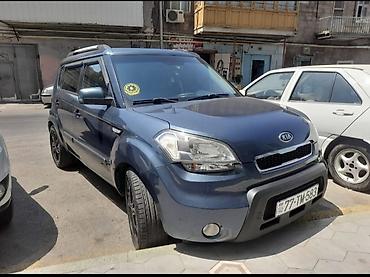 e 290: Kia Soul 1-ci nəsil, mavi rəng. Mühərrik: CRDi dizel (emblemdə — 3