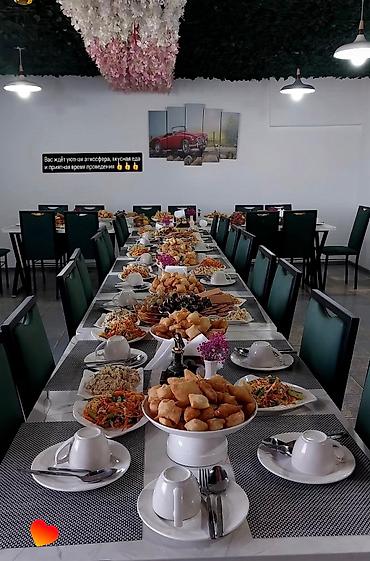 один: . - Просторный светлый зал с современной мебелью: белые столы — 1