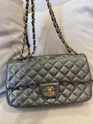 Çantalar: Chanel Classic Flap Bag – qara rəng, qızılı metal detal və zəncirli — 2