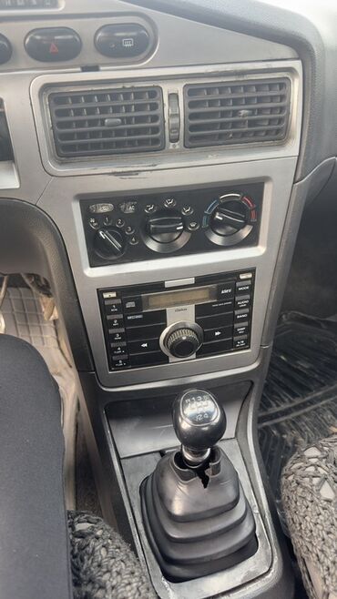 Daewoo: Daewoo Nexia sedanı - Kuzov: 4 qapılı sedan, açıq gümüş rəng - Nömrə — 6