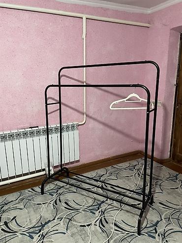 Вешалки: Напольная вешалка-стойка для одежды с двумя перекладинами. - — 1