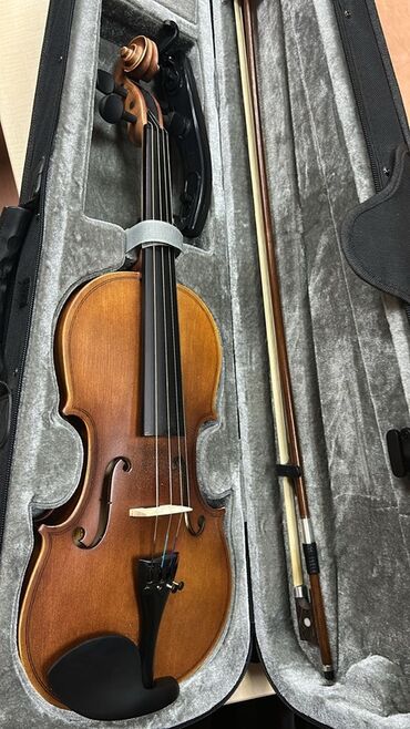 струнные инструменты 94: Только месяц пользовался как новый Скрипка 4/4 в комплекте