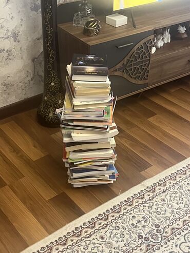 Аксессуары для витрин: Qarisig kitablardi her seye aid kitab var listenigden tutmus riazziyat
