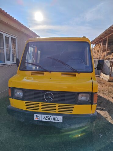 сапог сапок: Легкий грузовик, Mercedes-Benz, Дубль, 3 т, Б/у at lalafo.kg сапог сапок: Легкий грузовик, Mercedes-Benz, Дубль, 3 т, Б/у