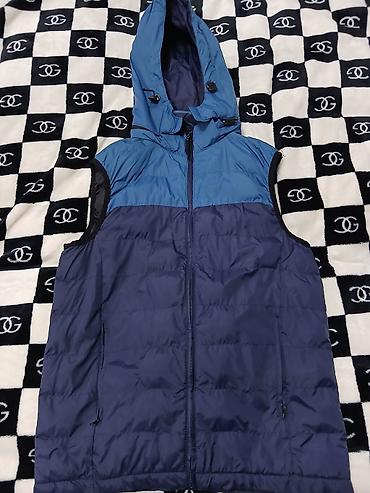 Kişi geyimləri: Kişi üçün kapüşonlu, şişmə üslubda quilted jilet. Razmer:52 - — 2