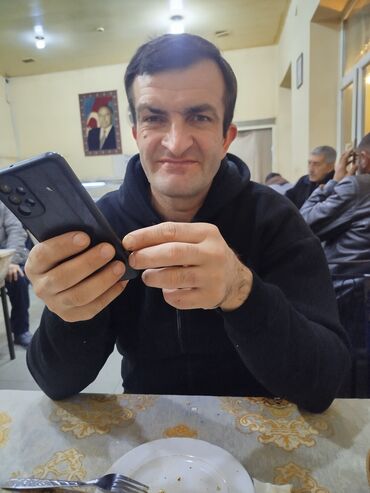 Административный персонал: Qara rəngdə, uzunqol və kapüşonlu kişi sviteri. Ön hissəsində fermuarı