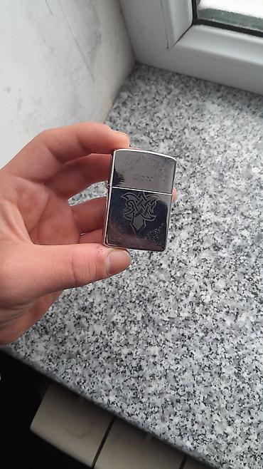 a herifi: Məhsul: Zippo benzinli alışqan Təsvir: - Orijinal Zippo, alt hissədə — 1