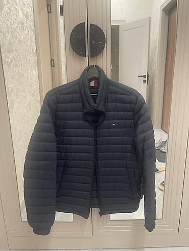 Kişi geyimləri: Tommy Hilfiger kişilər üçün yüngül puf şişmə qışlıq gödəkçə. - Rəng — 1