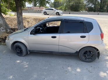 авто в рассрочку без первоначального взноса: Серебристый хэтчбек Chevrolet Aveo с пятидверным кузовом, идеально