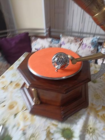 gramofon: Antik üslublu qrammofon - Korpus: çoxbucaqlı formaya malik massiv — 3