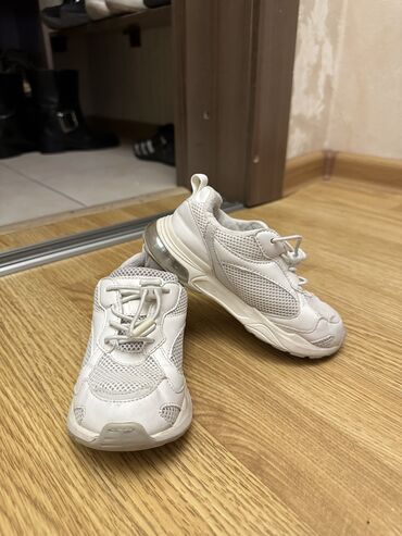 детские белые кроссовки: Продаю легкие тряпочные кроссовки от Zara. Очень удобные