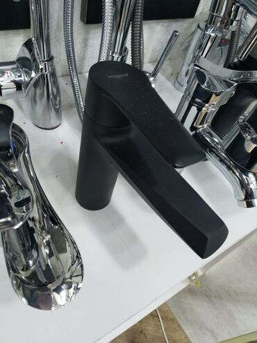 раковина для кухни: Mat qara rəngli lavabo qarışdırıcısı (bataryası) - Tək qollu